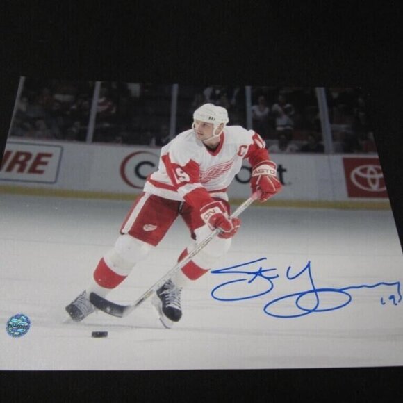 Steve Yzerman signed 8x10 Photo w/COA (Detroit Red Wings)
